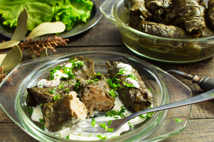 Аппетитная турецкая долма с куриным фаршем и соусом из сметаны и зелени