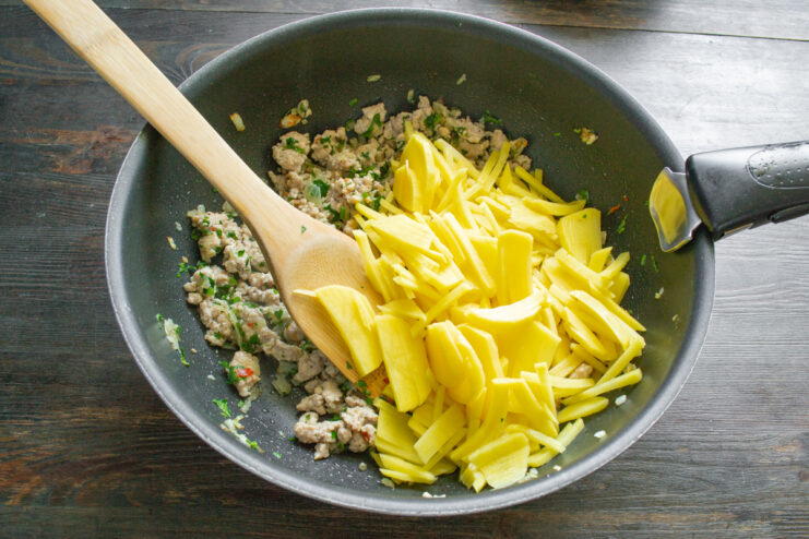 Картофель с мясным фаршем для начинки Добавление тонко нарезанной соломки картофеля к фаршу