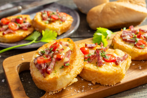 Горячие бутерброды с сыром и копченой колбасой