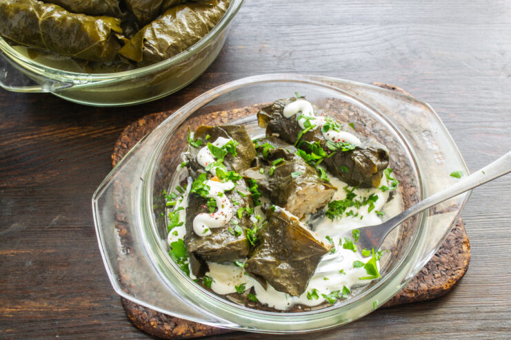 Готовая турецкая долма с курицей под сметанно-чесночным соусом и зеленью