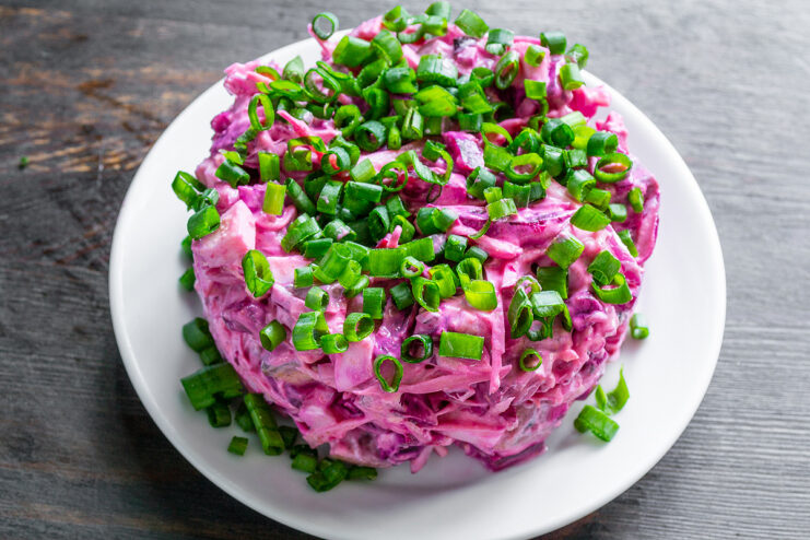 Готовый салат из сельди, свеклы и сыра после снятия кулинарного кольца