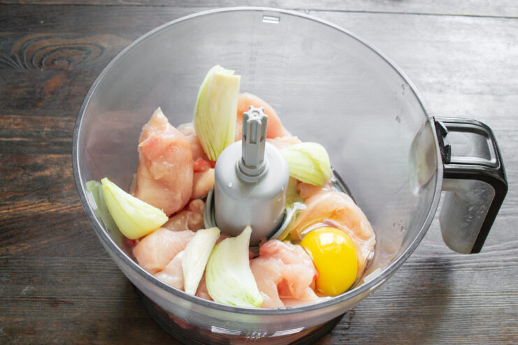 Ингредиенты для куриного фарша в чаше блендера