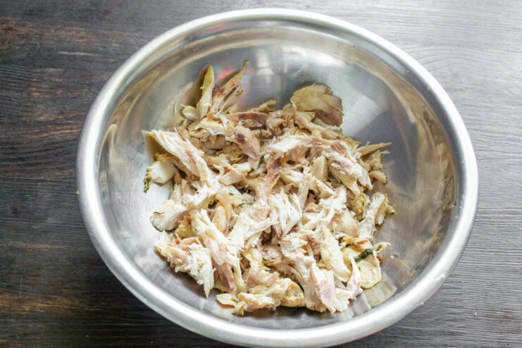 Измельченное куриное мясо в миске