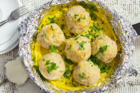 Картофельное пюре с котлетами в духовке