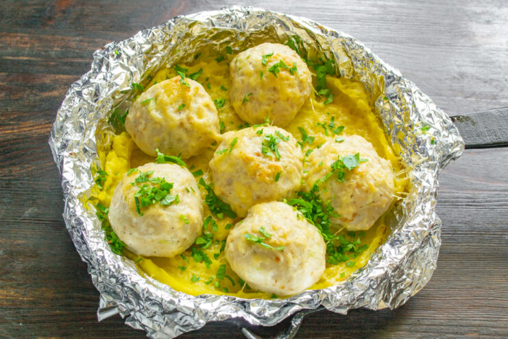 Картофельное пюре с котлетами в духовке, посыпанное рубленой зеленью