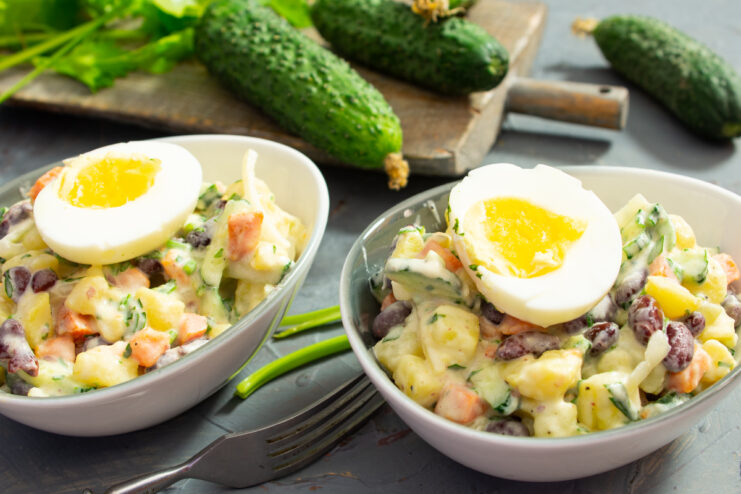Картофельный салат с фасолью и половинками вареных яиц