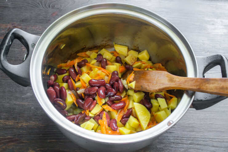 Красная консервированная фасоль с овощами в кастрюле