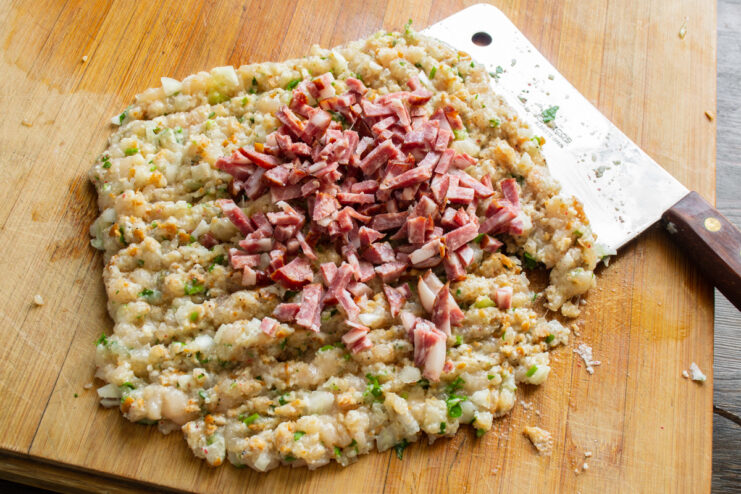 Кубики краковской колбасы, добавленные к рубленому куриному фаршу