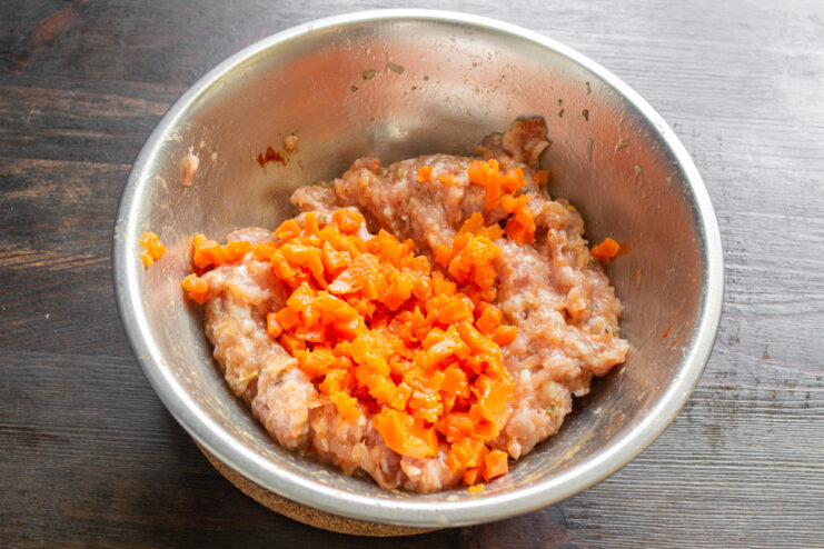 Кубики отварной моркови в миске с фаршем