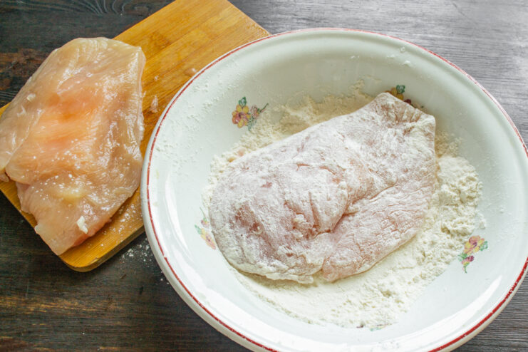 Куриное филе, панированное в пшеничной муке в миске