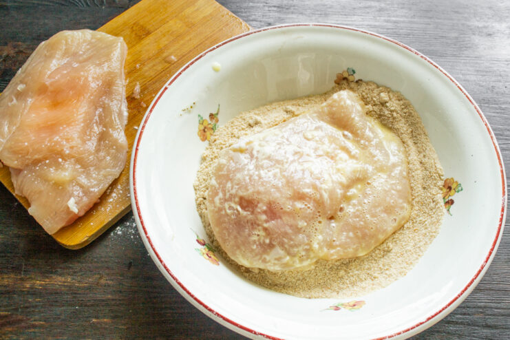 Куриное филе в яйце и панировочных сухарях