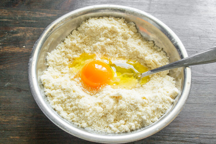 Куриное яйцо, добавленное в песочную крошку