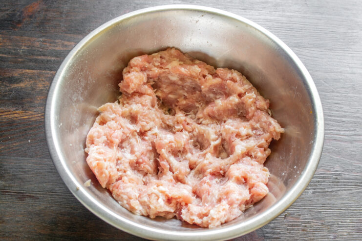 Мясной фарш в металлической миске для паровых котлет
