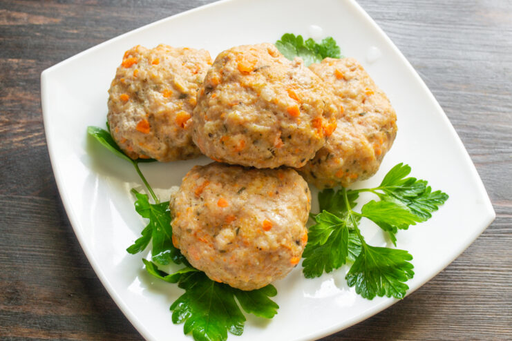 Паровые диетические котлеты с черносливом и зеленью