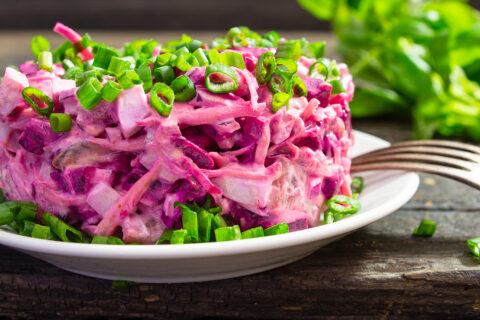 Салат из сельди и свеклы с сыром