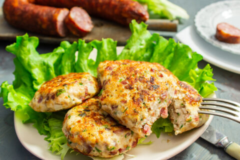 Куриные котлеты с краковской колбасой