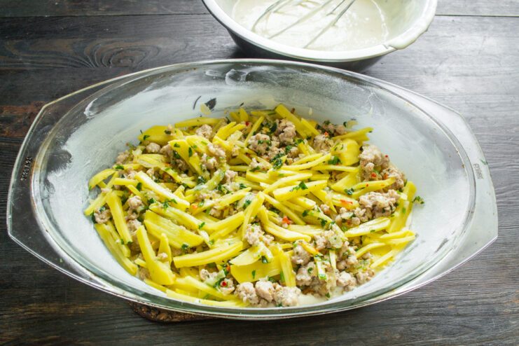 Выкладывание картофельно-мясной начинки Слой начинки из картошки и фарша поверх теста