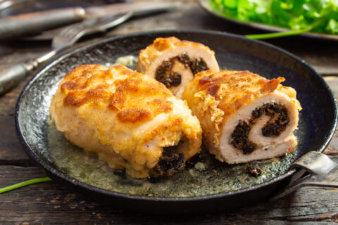 Куриные рулеты с черносливом и сыром