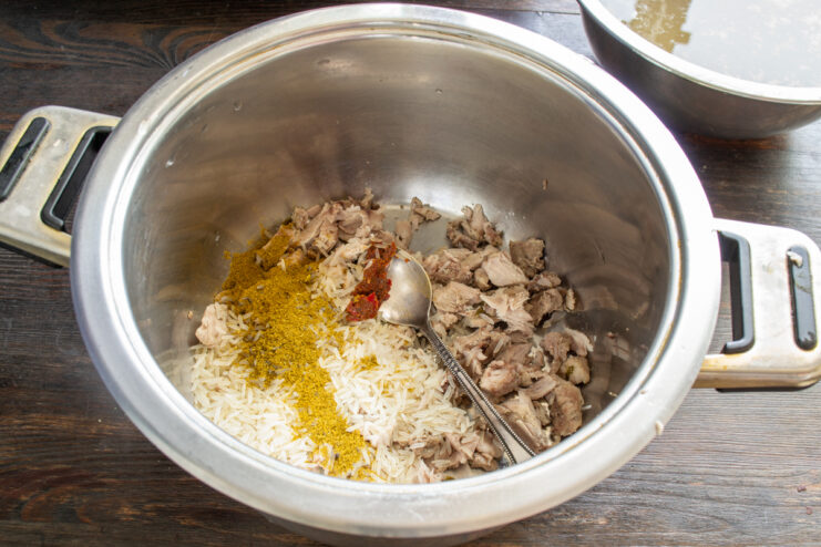 Добавление специй и аджики Добавление аджики и хмели-сунели к мясу и рису