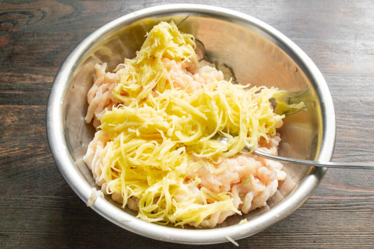 Добавление тертого картофеля в куриный фарш