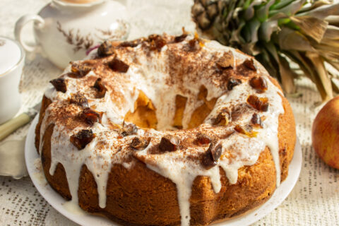 Французская шарлотка с ананасом и яблоками