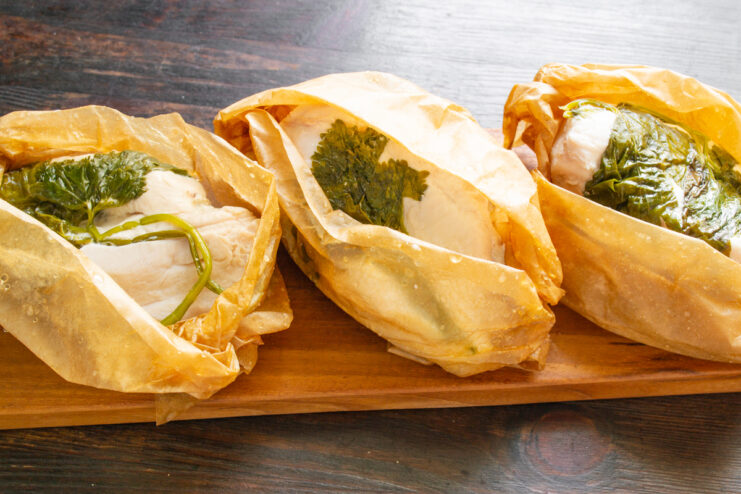 Готовая куриная грудка на пару Готовая сочная паровая куриная грудка в раскрытом пергаменте
