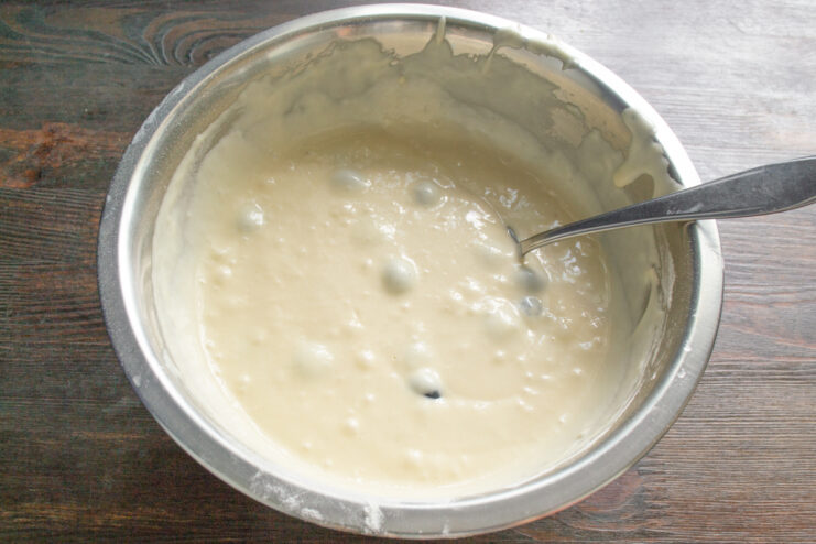 Готовое тесто для панкейков с ягодами голубики в миске