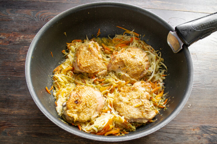 Готовые куриные бедра с капустой Готовые сочные куриные бедра с тушеной капустой в сковороде