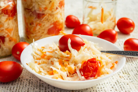 Капуста квашеная с помидорами