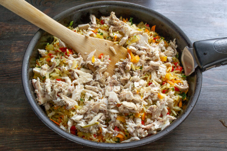 Измельченное куриное мясо, добавленное к рису и овощам