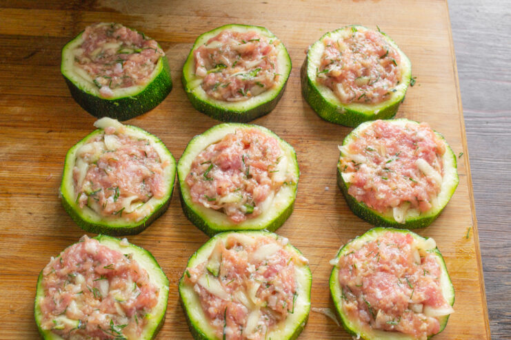 Кабачковые кольца, наполненные мясным фаршем, на доске