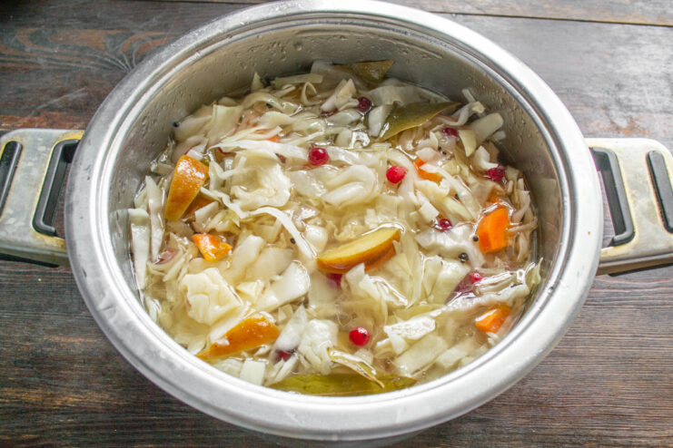 Настаивание капусты провансаль Капуста провансаль с яблоками и клюквой настаивается в маринаде