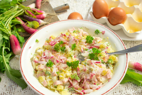 Картофельный салат с колбасой и редисом