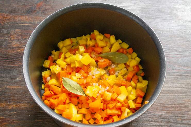 Кубики картофеля и моркови с лавровым листом в кастрюле