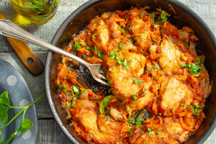 Куриная грудка жареная на сковороде с овощами и томатным соусом, подача на вилке