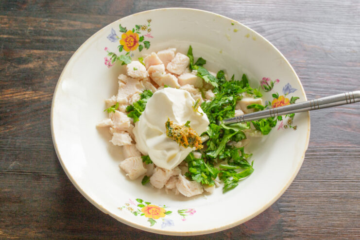 Куриное филе с зеленью, сметаной и аджикой в миске