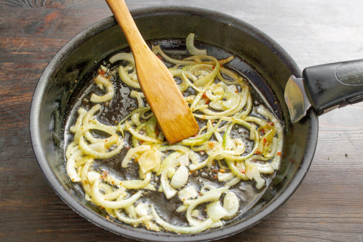 Лук с чесноком, аджикой и яблочным уксусом на сковороде