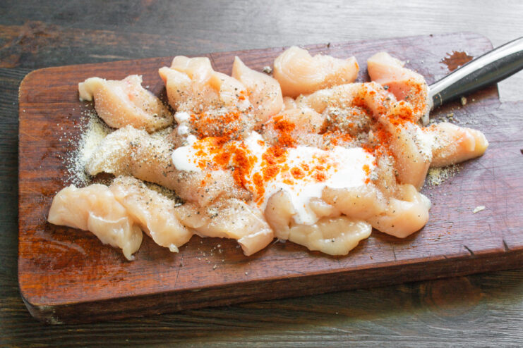 Маринование кусочков курицы со специями и кефиром
