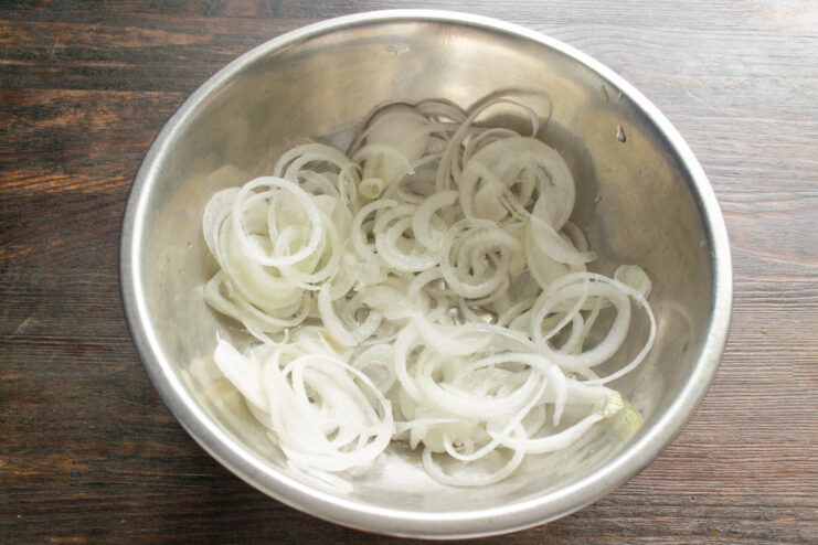 Маринование лука для салата Маринованный лук кольцами в миске для салата из языка