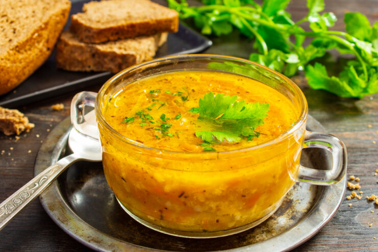 Морковный суп с сыром и рисом с кусочками хлеба