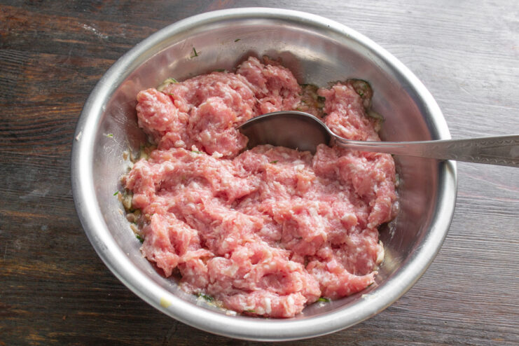 Мясной фарш в металлической миске для котлет