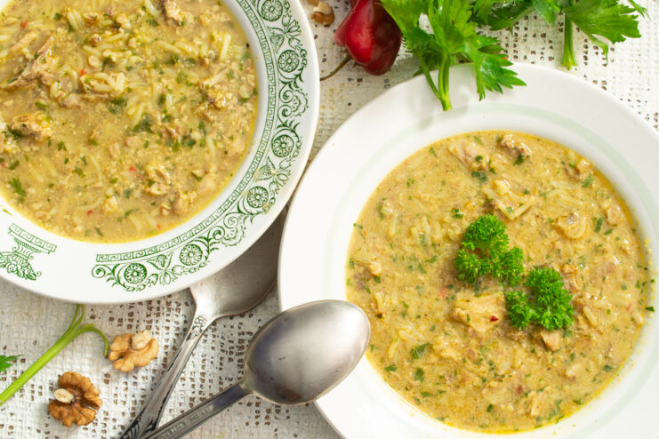 Наваристый суп харчо с рисом, говядиной и орехами в тарелках