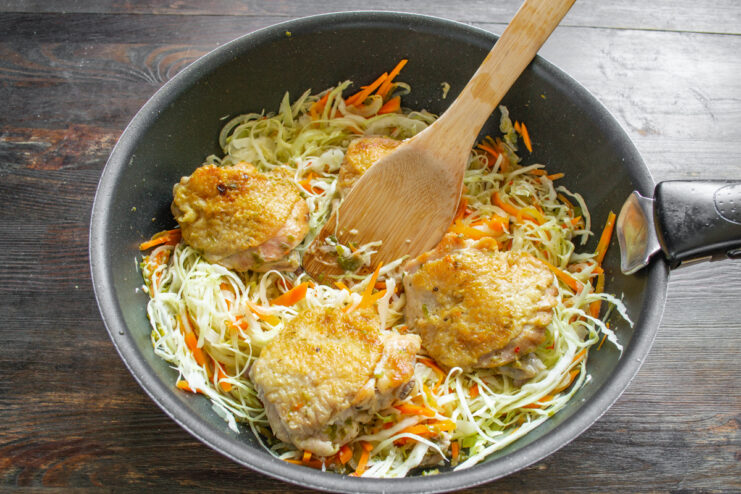 Выкладывание курицы на капусту Обжаренные куриные бедра на подушке из тушеной капусты