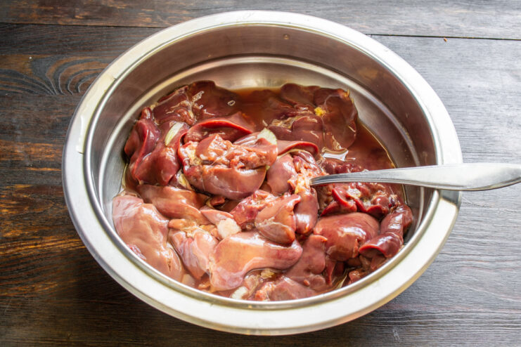 Подготовка куриной печени Очищенная куриная печень в миске для домашней колбасы