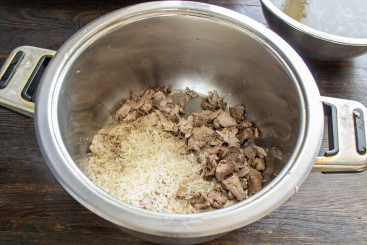 Мясо и рис в кастрюле Отварное мясо говядины и рис басмати в кастрюле