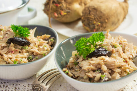 Салат из брюквы с черносливом и орехами