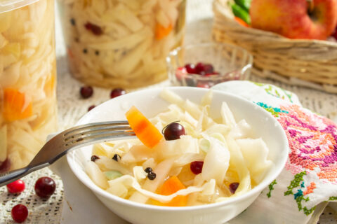Капуста провансаль с клюквой и яблоками