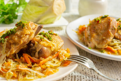 Куриные бедра с тушеной капустой