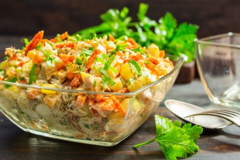Столичный салат с курицей и копченой колбасой