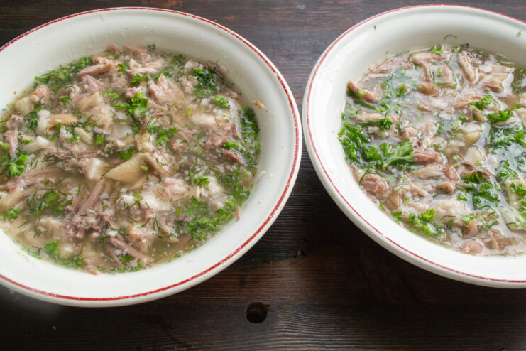 Заливка свинины бульоном Свиное мясо с зеленью, залитое бульоном с желатином в тарелках